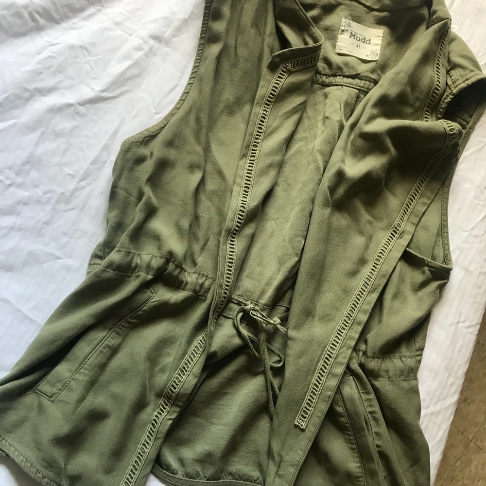 TRENDY VEST